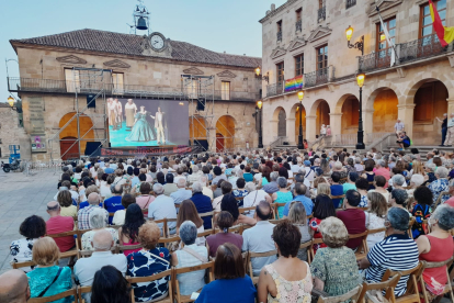 Ópera Nabucco en la plaza Mayor de Soria, retransmitida desde el Teatro Real. MARIO TEJEDOR