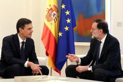El presidente del Gobierno, Mariano Rajoy, conversando con Pedro Sánchez.-DAVID CASTRO