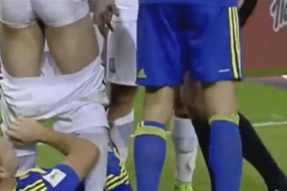 Edin Dzeko le bajó los pantalones a Sokratis y acabó expulsado.-EL PERIÓDICO