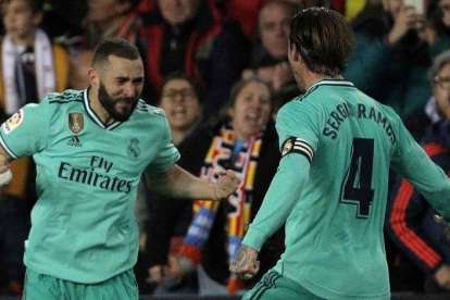 Benzema y Ramos celebran el empate.-EFE / MANUEL BRUQUE