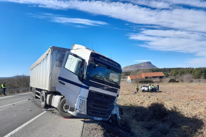 Camión implicado en el choque mortal en Soria con el coche al fondo fuera de la carretera. MARIO TEJEDOR