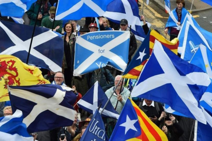 Banderas escocesas y esteladas en la marcha en Glasgow para pedir un nuevo referéndum sobre la independencia de Escocia.-/ ANDY BUCHANAN / AFP