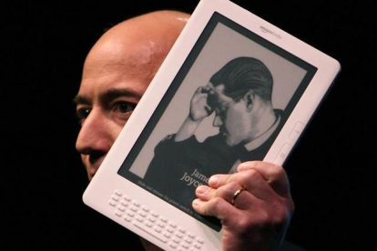 Jeff Bezos, con uno de sus Kindle.-AFP
