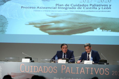 El consejero de Sanidad, Antonio María Sáez Aguado, y el director general de Asistencia Sanitaria, José Jolín, inauguran la jornada técnica de presentación del Plan de Cuidados Paliativos 2017-2020 de Sacyl-ICAL