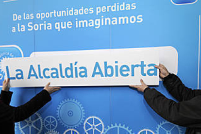 Marimar Angulo y Adolfo Sainz colocan la tercera idea del programa del PP.  / VALENTÍN GUISANDE-