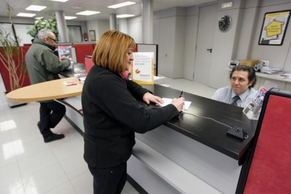 Trámites en una oficina bancaria.-JOSEP GARCIA