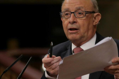 El ministro Montoro durante el debate de los Presupuestos del Estado.-JOSÉ LUIS ROCA