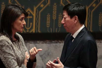 La embajadora de EEUU ante la ONU, Nikki Haley, conversa con su homólogo chino, Wu Haitao.-DREW ANGERER