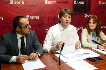 Luis Rey, Carlos Martínez Mínguez y Ana Calvo, durante su comparecencia ayer ante los medios de comunicación.-ÁLVARO MARTÍNEZ