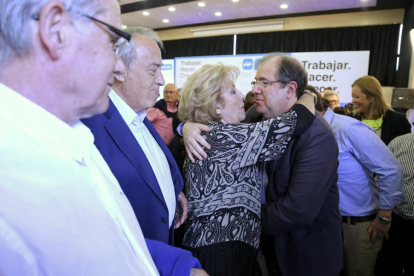 Una simpatizante abraza con efusividad a Herrera. A la izquierda, Fernando Escobillas, presidente del Consejo de Cámaras.-Ical