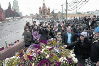 Ofrenda floral improvisada en Moscú, donde fue abatido Nemtsov.-Foto: AFP / DMITRY SEREBRYAKOV