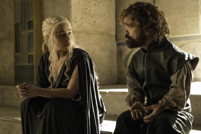 Emilia Clarke (Daenerys Targaryen) y Peter Dinklage (Tyrion Lannister), en el último episodio de la sexta temporada de 'Juego de tronos'.-MOVISTAR+