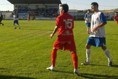 El numantino Luis Valcarce con un jugador del Almazán en el derbi de ayer. / Lorena Ormazábal-