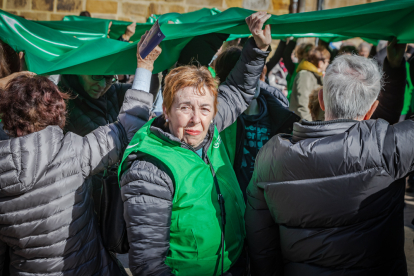 Más de 200 personas colaboran en levantar un enorme lazo verde en la plaza Mayor de Soria en la conmemoración del Día mundial contra el Cáncer.