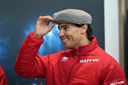 Rafael Nadal bromea con una gorra de chulapo.-EFE / FERNANDO VILLAR