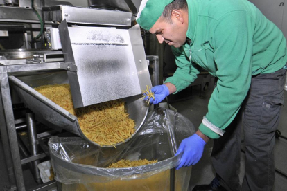 Un empleado en una fábrica de patatas fritas de la provincia.-VALENTIN GUISANDE