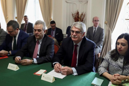 Dastis acompanado por el embajador espanol López Busquets  durante su participacion este jueves en una reunion con empresarios espanoles en la embajada de España en Teherán.-MARISCAL