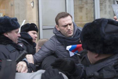El opositor Alekséi Navalny, en el momento de ser detenido por policías, en Moscú-AP / EVGENY FELDMAN