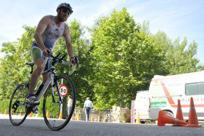 Un duatleta durante una prueba por las calles de Soria.-DIEGO MAYOR