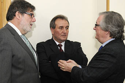 De izquierda a derecha, Aparicio (Foes), Sanz (La Fuente) y Vélez (La Caixa), ayer en la sede de la organización soriana. / V. G.-