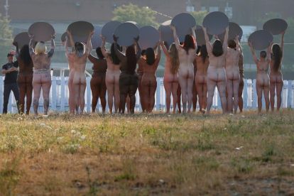 Homenaje a la Madre Naturaleza de Tunick en Cleveland, horas antes de la convención republicana en la ciudad.-ADREES LATIF / REUTERS