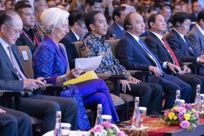 La directora ejecutiva del FMI, Christine Lagarde, con el presidente de Indonesia, Joko Widodo, durante las sesiones del Fondo en Bali,-EFE