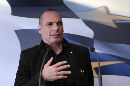 El ministro de Finanza griego Yanis Varoufakis habla con la prensa después de una reunión.-Foto: AFP / LOUISA GOULIAMAKI