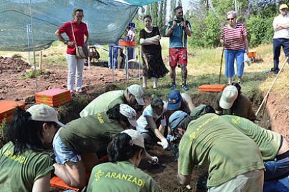 Trabajos de exhumación ante la mirada de algunos familiares de las víctimas. / ÁLVARO MARTÍNEZ-