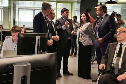 La presidenta de la Comunidad de Madrid, Isabel Díaz-Ayuso, durante la visita al centro de ciberseguridad de Deloitte en Madrid.-EUROPA PRESS