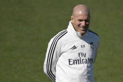 Zidane,  nuevo técnico del Madrid, durante el entrenamiento de este viernes.-AFP