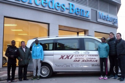Atletas y propietarios del Grupo Madurga con el coche oficial del Cross de Soria.-Cross de Soria