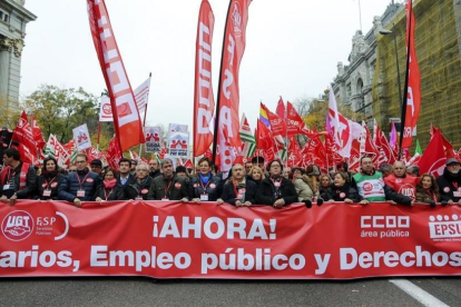 Los líderes sindicales encabezan la manifestación de los empleados públicos, la semana pasada en Madrid.-JUAN MANUEL PRATS