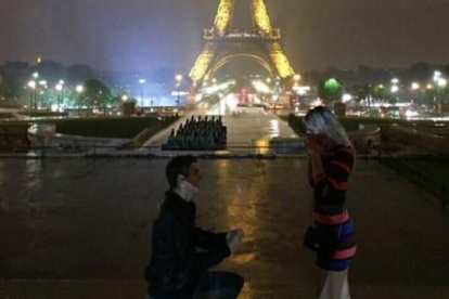 Taylor Fritz y su novia, en la Torre Eiffel-TWITTER