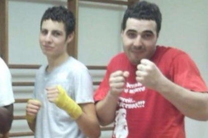 Abdelhak, con camiseta roja, practicaba kickboxing en el gimnasio de Arbúcies.-