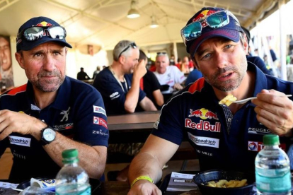 Stéphane Peterhansel y Sebastien Loeb, en el comedor de Peugeot del Dakar.-AP / FRANCK FIFE