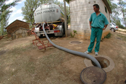 Camiones cisterna de Diputación abasteciendo agua.-V.G.