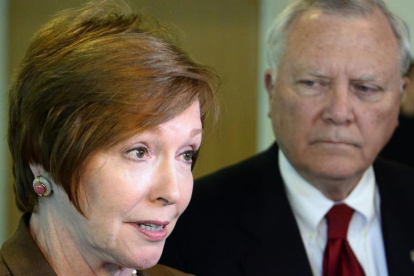 Brenda Fitzgerald, junto al gobernador de Georgia, en octubre del 2014.-/ AP / DAVID TULLS