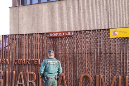 Un agente de la Guardia Civil frente a la casa cuartel de El Burgo. HDS