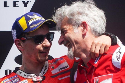 Jorge Lorenzo se abraza al ingeniero Gigi DallIgna, que es quien lo llevó a Ducati.-ALEJANDRO CERESUELA