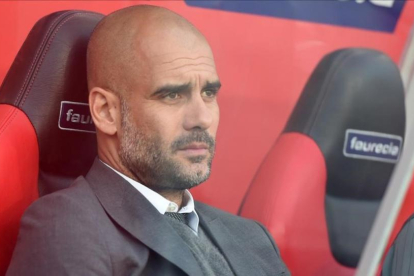Pep Guardiola, en el banquillo del Bayern, a punto de pensar ya en clave azul.-CHRISTOF STACHE