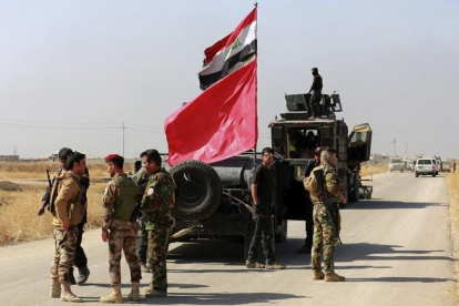 Miembros de las fuerzas especiales iraquíes preparan su avance terrestre hacia Mosul.-AHMED JALIL / EFE