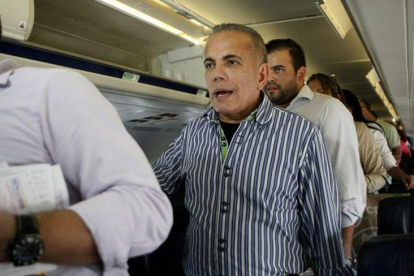 El opositor venezolano Manuel Rosales detenido al bajar del avión en Maracaibo, en octubre del 2015.-Jhair Torres / AP / JHAIR TORRES