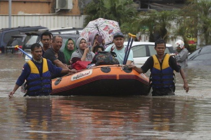 Las inundaciones y corrimientos de tierra afectan cada año a Indonesia.-AP