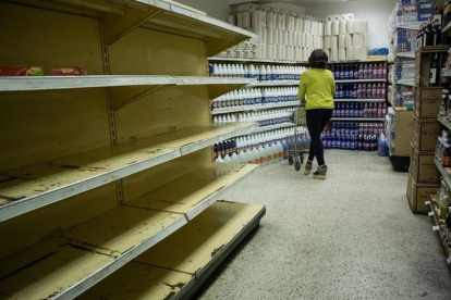 Una mujer compra en un supermercado en Caracas (Venezuela).-MIGUEL GUTIÉRREZ (EFE)