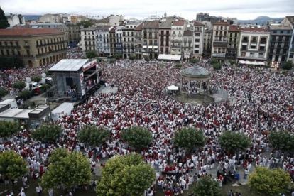 Miles de pamploneses llenan la plaza del Castillo de Pamplona para expresar nuevamente su rechazo a las agresiones sexuales ocurridas en los Sanfermines-EFE