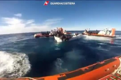 La guardia costera italiana confirma la muerte de ocho personas en el mar.-/ ATLAS VÍDEO