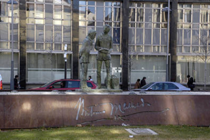 La posición del equipo de Gobierno con respecto a la estatua del Caminante es clara, la consideran una estatua de «poca entidad». / ÁLVARO MARTÍNEZ-