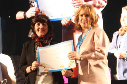 La concejala Ana Alegre (izquierda) recoge el reconocimiento entregado en la ciudad de Oviedo.-HDS