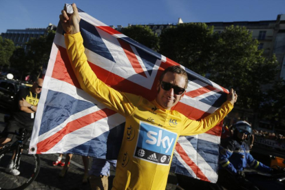 Brad Wigggins, en París, tras ganar el Tour del 2012.-/ LAURENT CIPRIANI (AP)