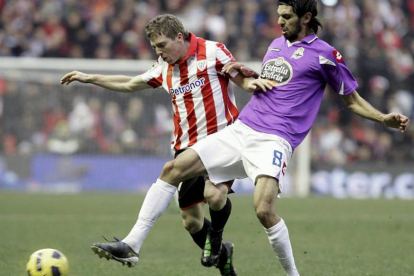 Lassad lucha por un balón con Muniain durante su etapa como jugador del Deportivo.-EL MUNDO
